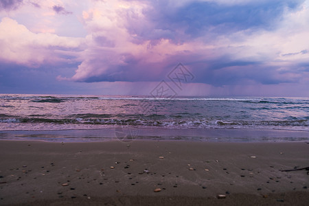 蓝色小时黑暗的黄昏在塞浦路斯岛拉纳卡市麦肯齐海滩的暴风天背景