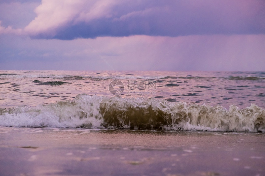 风暴在塞浦路斯岛拉纳卡市麦肯齐海滩的暴风天滨紫色的图片