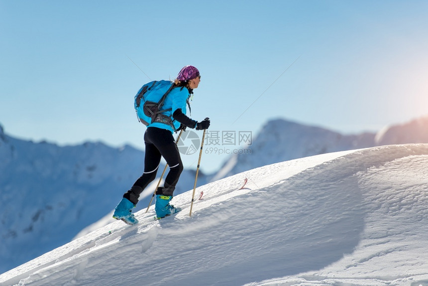 冬季滑雪登山者图片