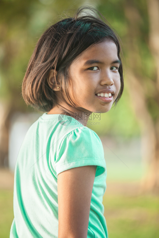 愉快笑农场日落时分公园里的肖像亚洲女孩图片