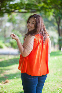 快乐的在公园户外快乐肥胖亚洲女人漂亮积极图片