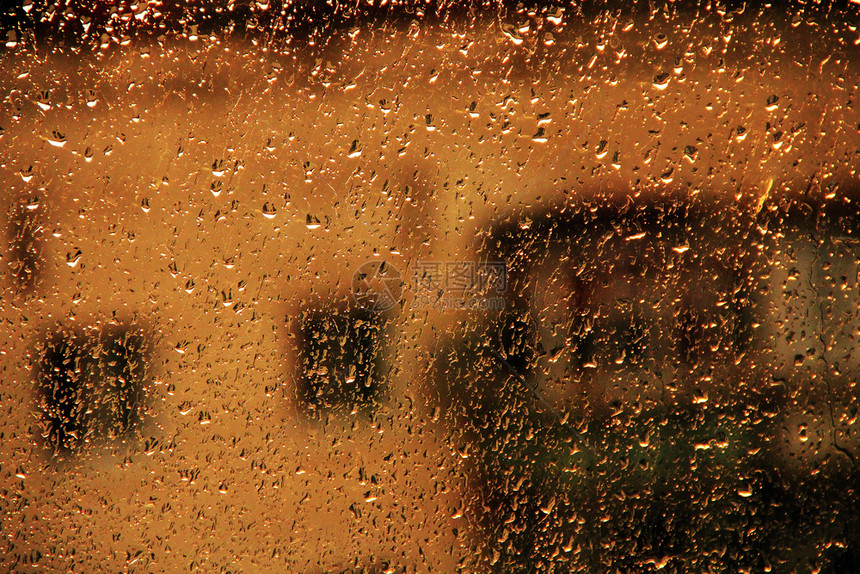 多层房屋背景的窗外雨下时滴在玻璃上的水下雨时窗外的水滴多层背景上的窗外雨下时玻璃上的水滴天气自然倾盆大雨图片