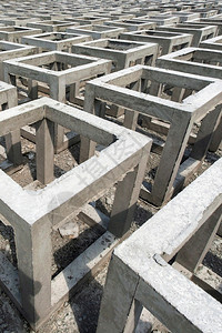 具体的空建筑学在开放空间混凝土块或方形上有许多低质量的预铸混凝土箱图片