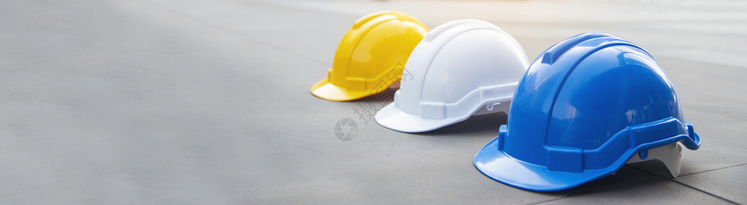 白色安全帽为建筑工程保护地人建造硬帽安全工具设备以达到工程保护标准许多带有复印版空间工程建设概念的硬帽子头盔挂在行列上安装许多带复制件的空设计图片