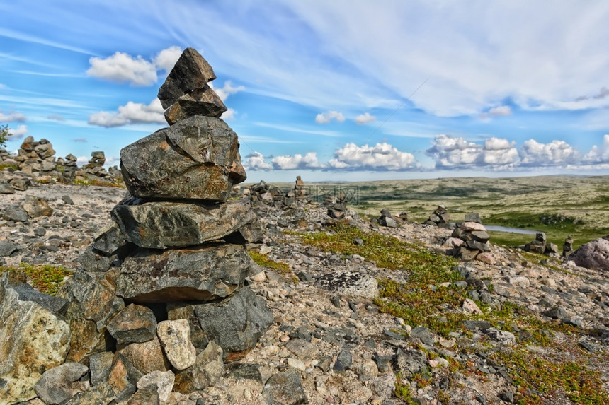 山和谐均衡旅游金字塔图象般平衡的石堆在夏季通向TeriberkaKola半岛Teriberka的冻原路上图片