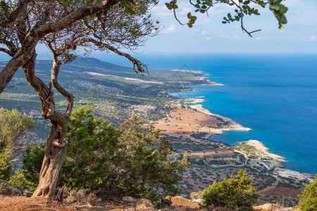 阿卡狄亚见过从塞浦路斯阿卡马半岛的弗罗狄亚登山小径上看到的地中海湾和蓝环礁湖及绿水的空中景象多于阿尼斯背景