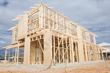 铺板新的住宅建筑房屋木制以蓝天为挡板地点建筑师图片