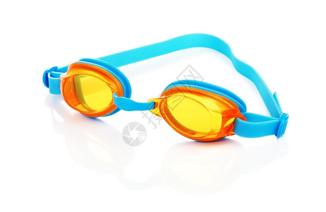 用于游泳的玻璃杯以白色背景隔离反射橙游泳者图片