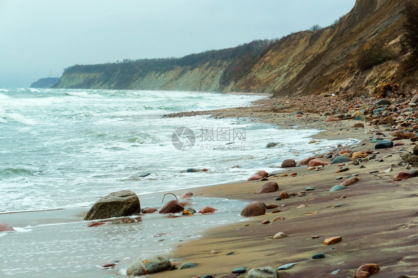 冬季和秋风雨如磐的大海岩石岸和高崖岩石海岸和高崖冬季秋的大海暴风雨景优美山图片