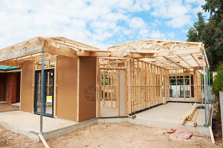 分段改造木板新的住宅建筑房屋木制以蓝天为挡板图片