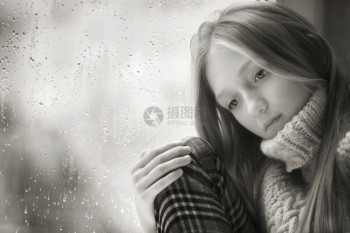 下雨单色材料一位悲伤的青少年女黑白肖像她长的金发碧女郎在雨秋日坐窗户上图片