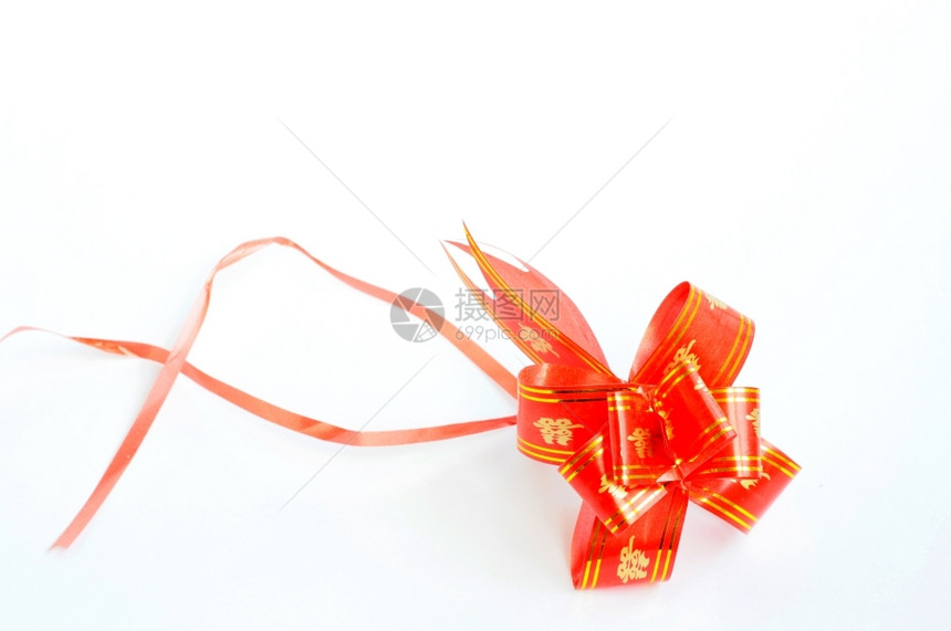 牌白背景的红吉结用来装饰婚礼邀请卡或新年贺用于文字版权空白以色背景孤立的红吉结用于装饰婚请柬或新年贺卡问候的图片