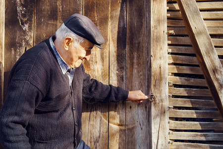 秋天农庄里的老人高清图片