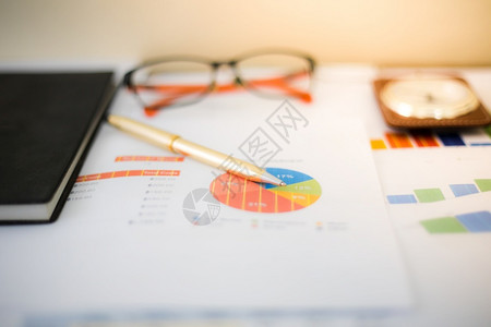 手办公室工作业务概念以及分析图表和上时钟的办公工作和分析金融商业图片