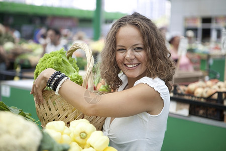 在格罗塞里买蔬菜的年轻妇女愉快顾客诺维科夫图片