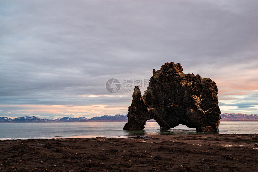 火山旅游Hvitserkur是冰岛海洋中著名的岩石日出时在冰岛的Hvitserkur地平线图片