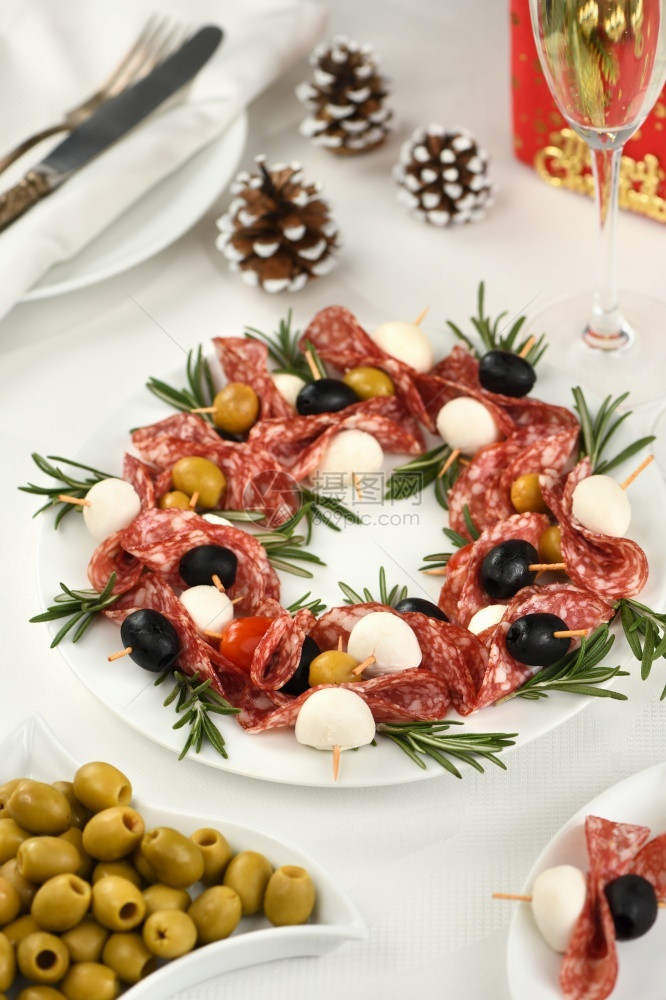 一顿饭菜肴圣诞花圈含橄榄的抗沙拉米甘蔗婴儿乳酪小吃图片