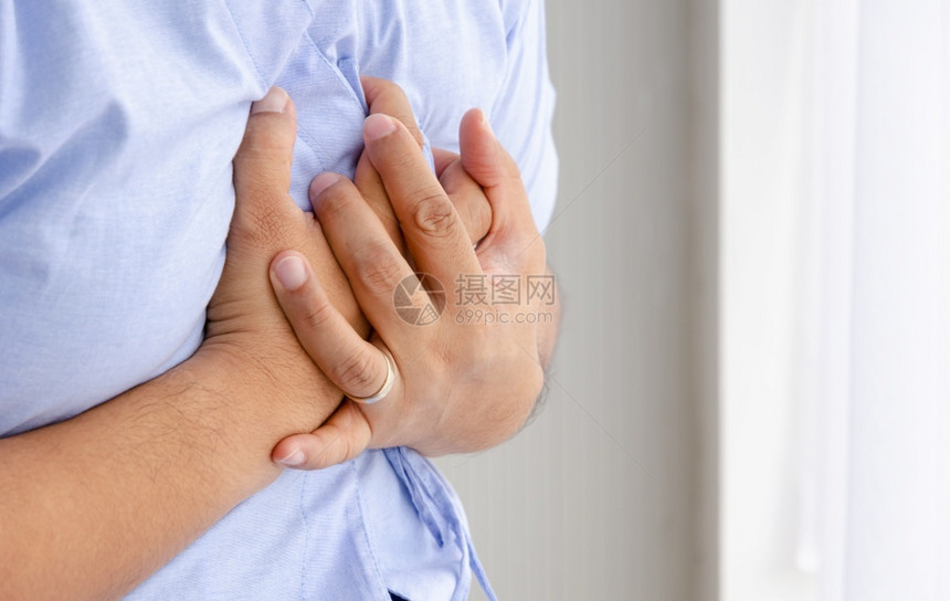 卫生保健亚洲男患者近距离亲的亚洲男患者手放在胸前医院病房保健概念中心脏病发作疼痛窗帘药物图片