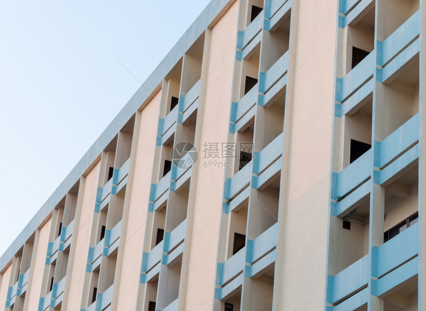 外部办公室窗户清蓝天空下城市住宅楼的巴尔科尼型态Balcony图片