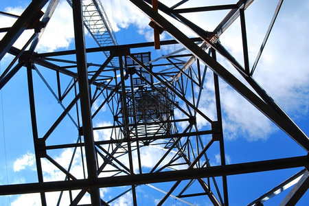蓝色天空背景的抽象高压塔台铁行业电图片