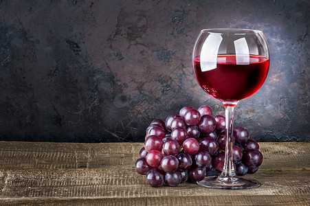 黑暗的饮料红葡萄酒和在木制桌边黑背景红葡萄酒和优雅的图片