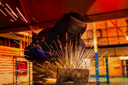 金工职业人在厂焊接钢板部分制造业图片