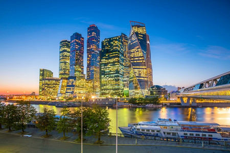 景观俄罗斯莫科市天际的现代摩大楼在黄昏时水首都图片