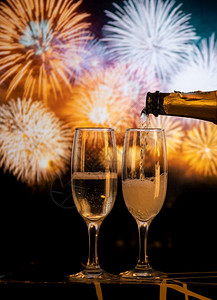 节日建筑学桥两杯香槟对抗烟花新年节的夜庆活动图片