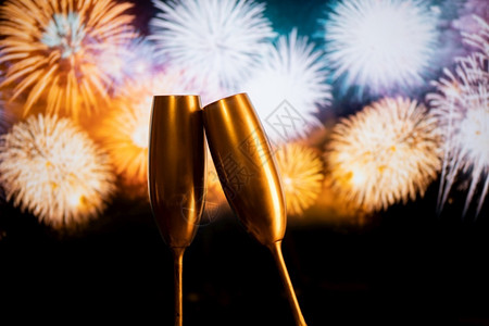 喜庆的两杯香槟对抗烟花新年节的夜庆活动建筑学派对图片