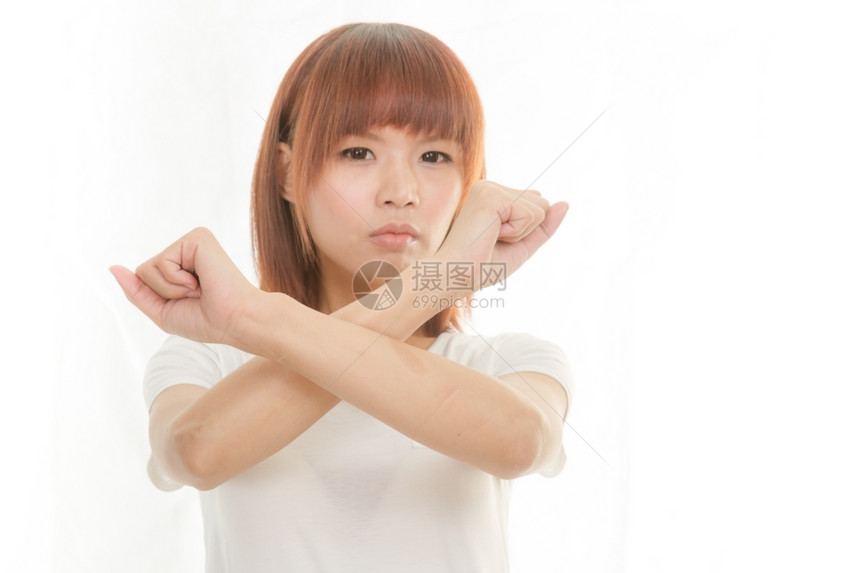 年轻亚洲女在白背景上做停止手势苦难人金发图片