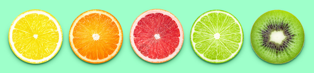 成熟圆形的团体水果切片横幅在薄荷背景上隔绝的水果切片横幅图片
