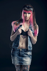 女化一个年轻朋克女孩的肖像穿着粉红色的漂亮头发剪化妆品凉爽的图片