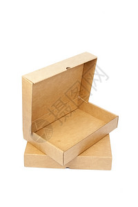 纸箱堆在另一边白孤立背景的纸板盒中交货白色的仓库图片
