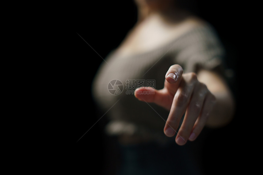 妇女用她的手指触摸视觉屏幕未来派互联网系统图片