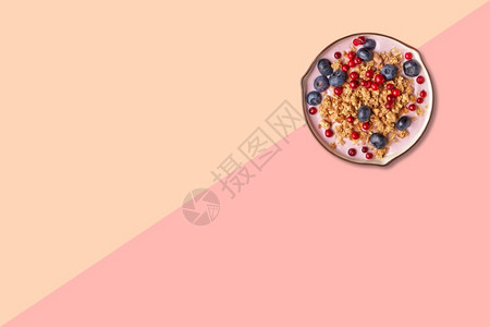 一顿饭甜点近距离观察小麦粥以粉红背景隔离的蓝莓稀饭图片