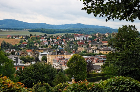 云天时奥地利小城镇的高角景色春天度夏背景