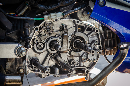 自行车查看修理摩托的引擎检查损坏状况伤势破碎的图片