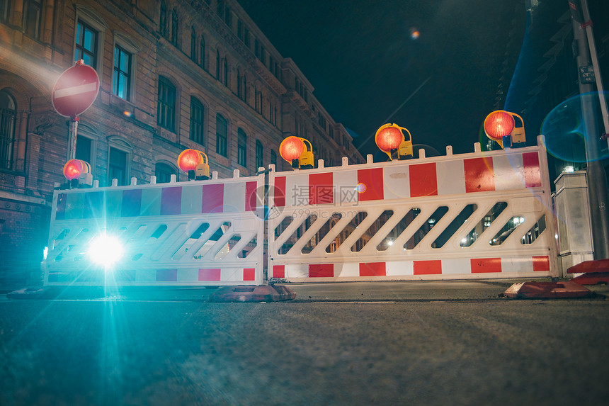 障碍以橙色灯作为道路修理围栏的障建造安全图片