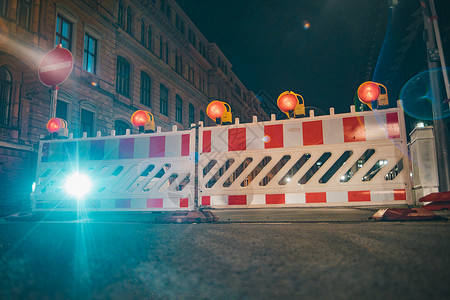 障碍以橙色灯作为道路修理围栏的障建造安全图片