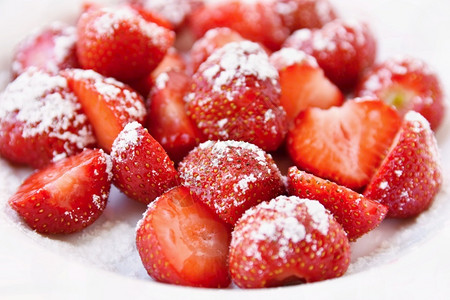 水平的红色美味丽新鲜草莓在干净白背景上被孤立背景图片