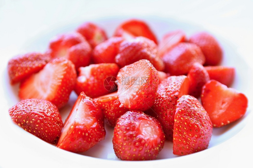 美丽的新鲜草莓在干净白背景上被孤立叶子水平的白色图片