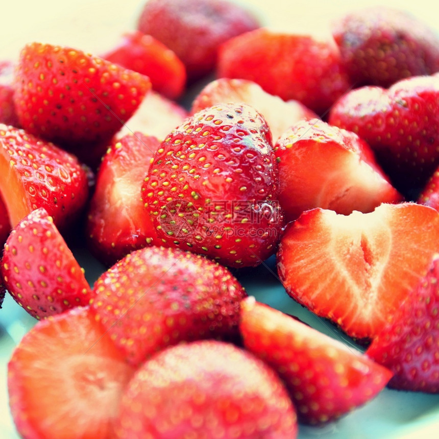 充满活力美丽的新鲜草莓在干净白背景上被孤立最佳甜点图片