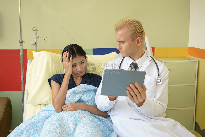 在医院使用数字片有选择地重点治疗病人的天主教医生和患者女援助疾病图片
