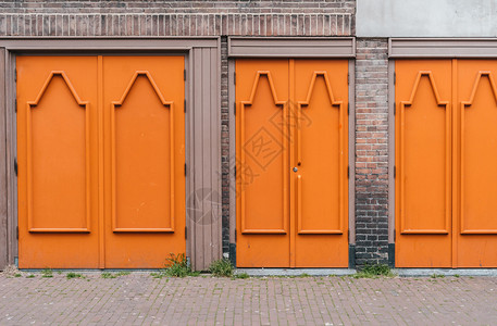 黄色的时髦街道红砖外面橙色木制时装门图片