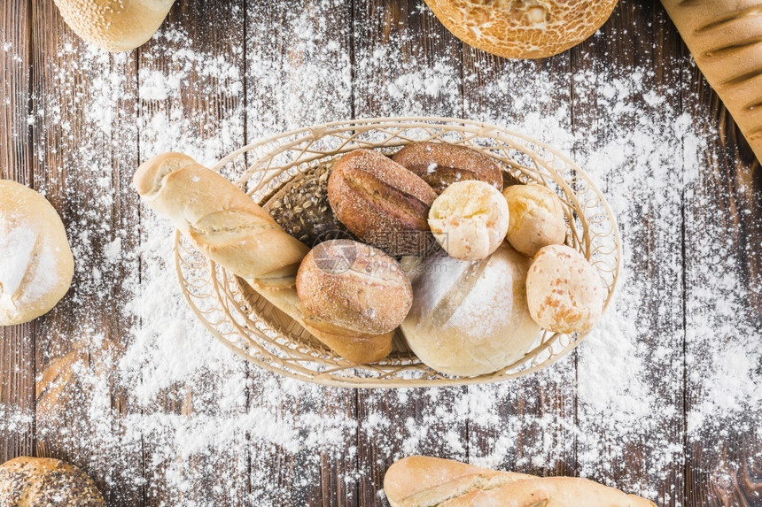 褐变自制面粉包篮子木桌美食图片