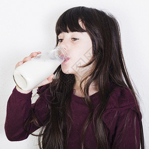 正在喝牛奶的小女孩高清图片