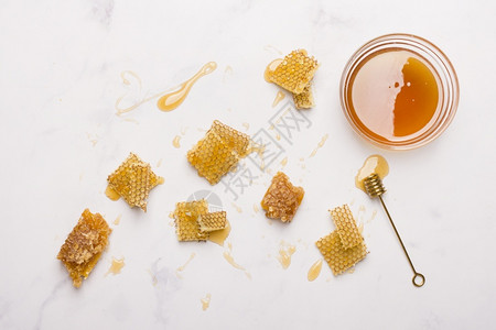 金子装满蜂汤匙的全蜜独自桌子图片