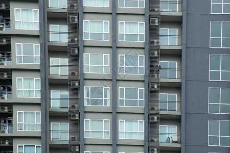 带有阳台和空调的室内公寓玻璃杯堵塞真实的城市图片