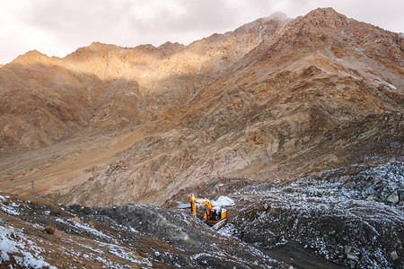 冬季的雪山美景图片