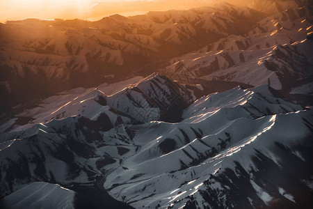 冬季的雪山美景高清图片